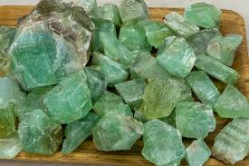 Green Calcite: The Crystal of Renewal, Emotional Balance and Gentle Transformation