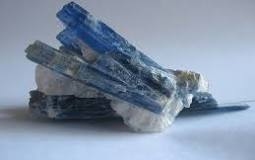 Kyanite: The Blade of Alignment in the Raw Crystal Realm
