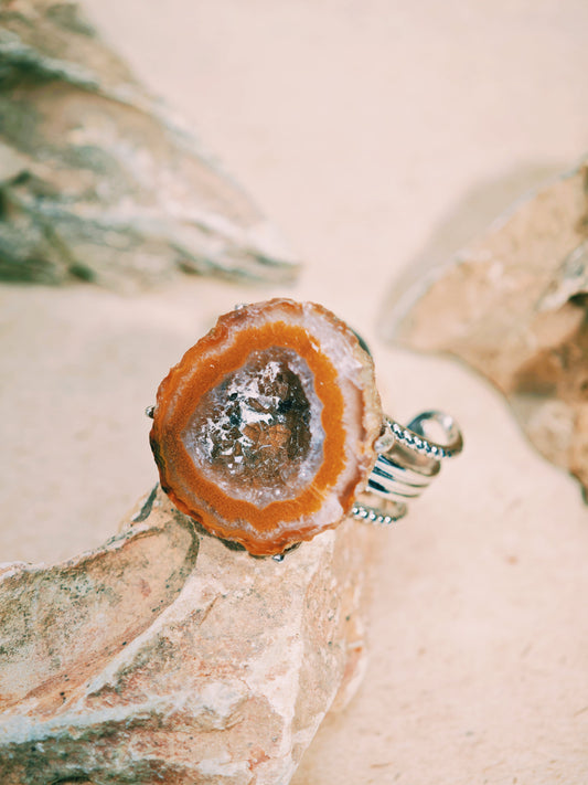 Agate Geode: Earth’s Inner Chamber of Stillness and Story