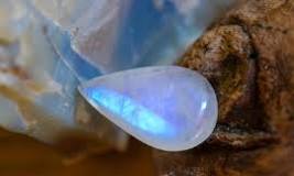 Moonstone: The Crystal of Feminine Energy, Intuition and Lunar Wisdom