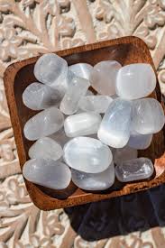 Selenite: The Crystal of Celestial Clarity and Subtle Light