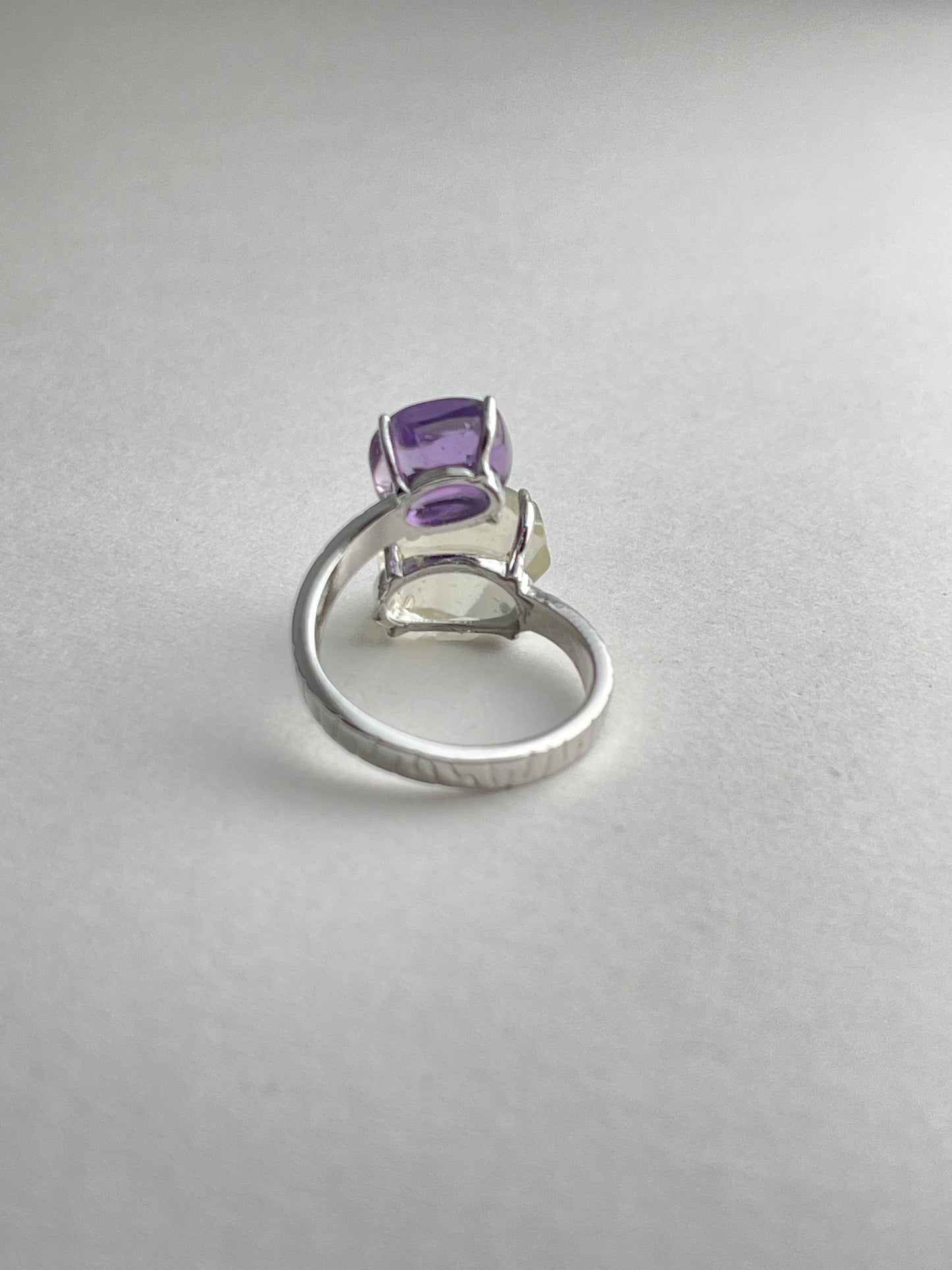 back view of amethyst and green quartz twin ring open band
