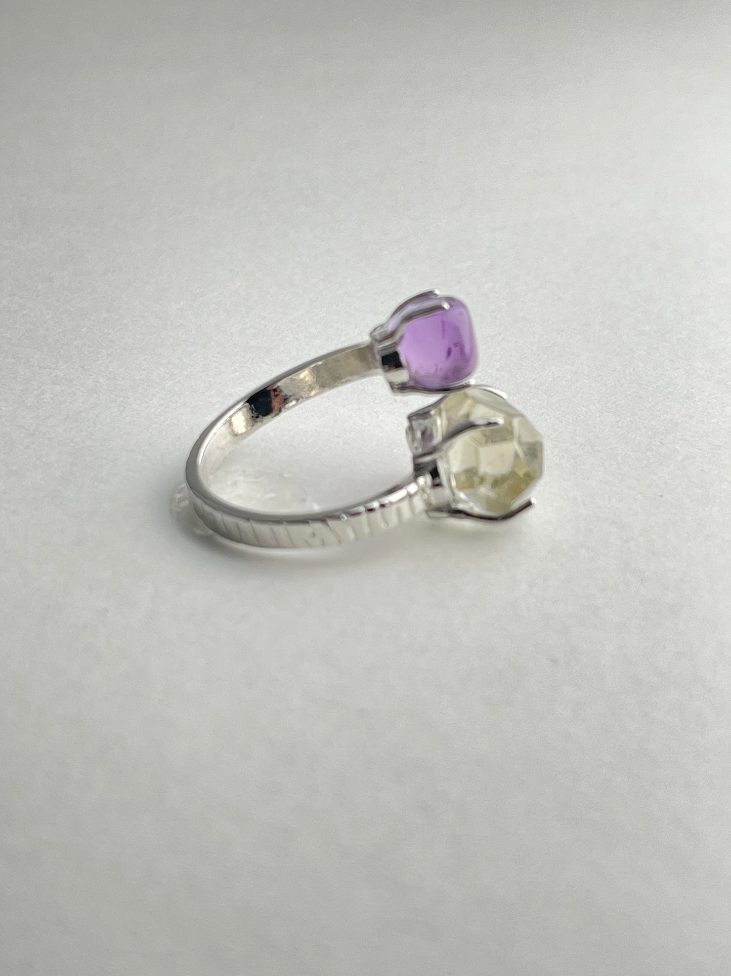 side view of amethyst and green quartz twin ring adjustable band