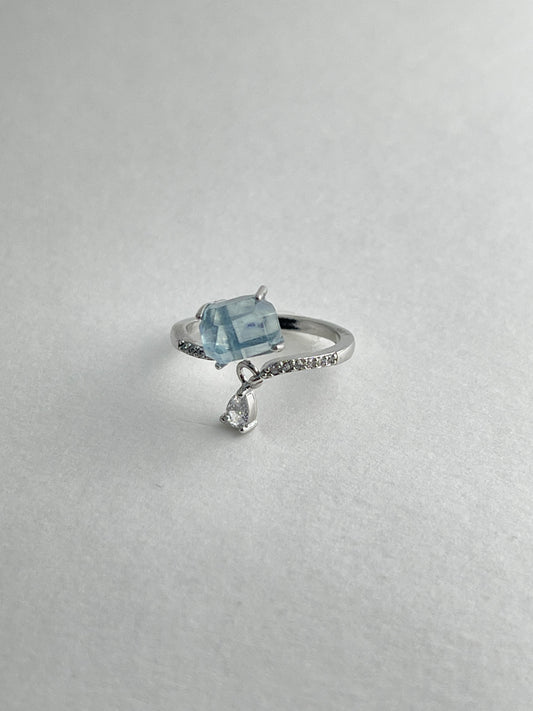 Hand-cut aquamarine ring front view showing soft blue crystal