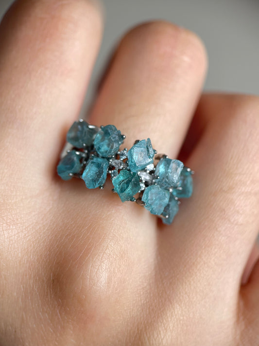 close up of blue apatite double row ring showing vivid blue crystals