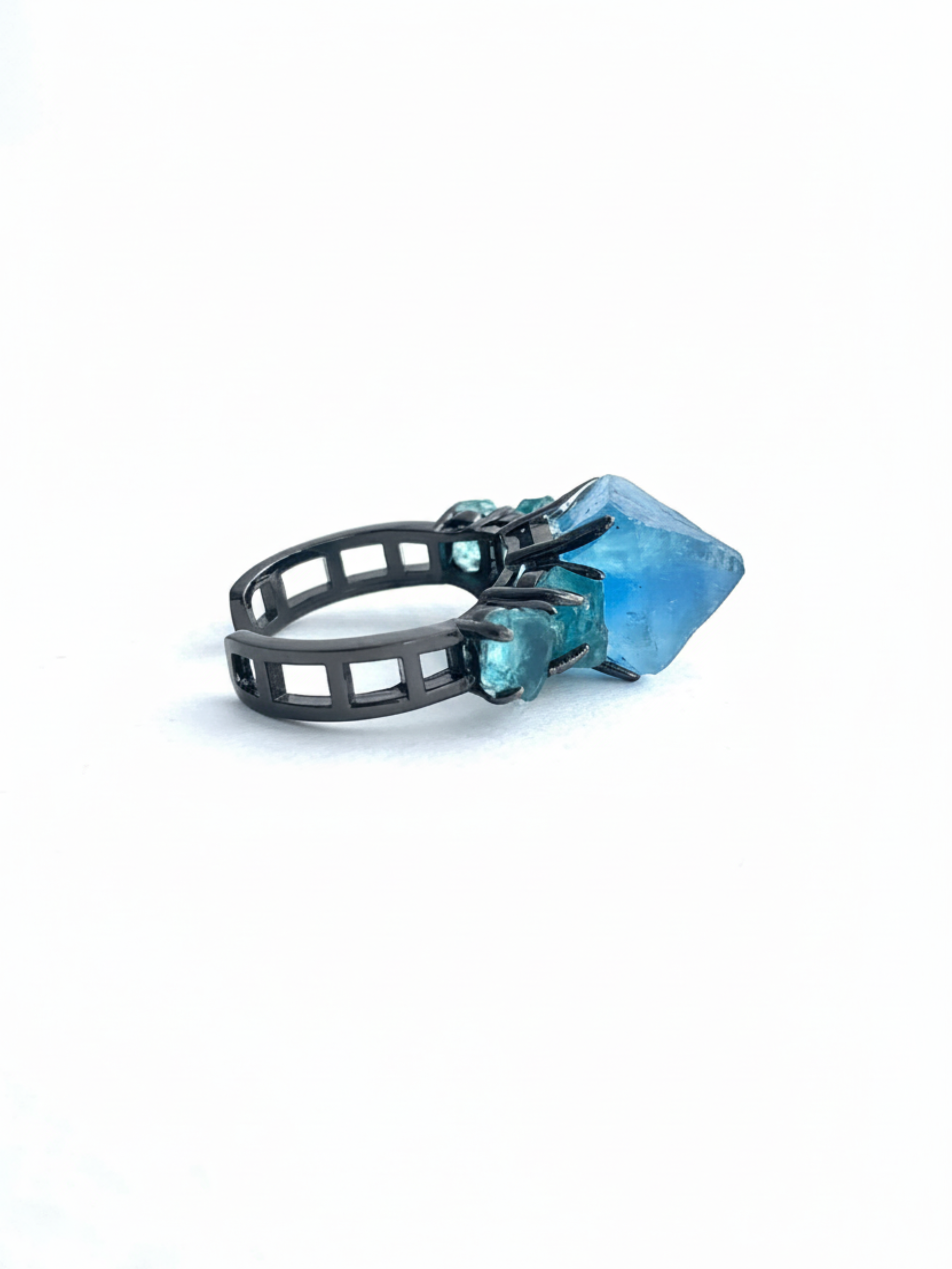 Side view of blue fluorite and apatite band ring
