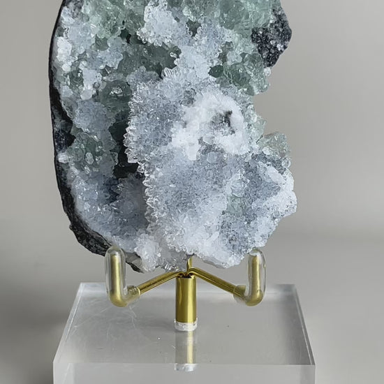 rotating fluorite and quartz specimen showing cubic crystals and sparkling surface