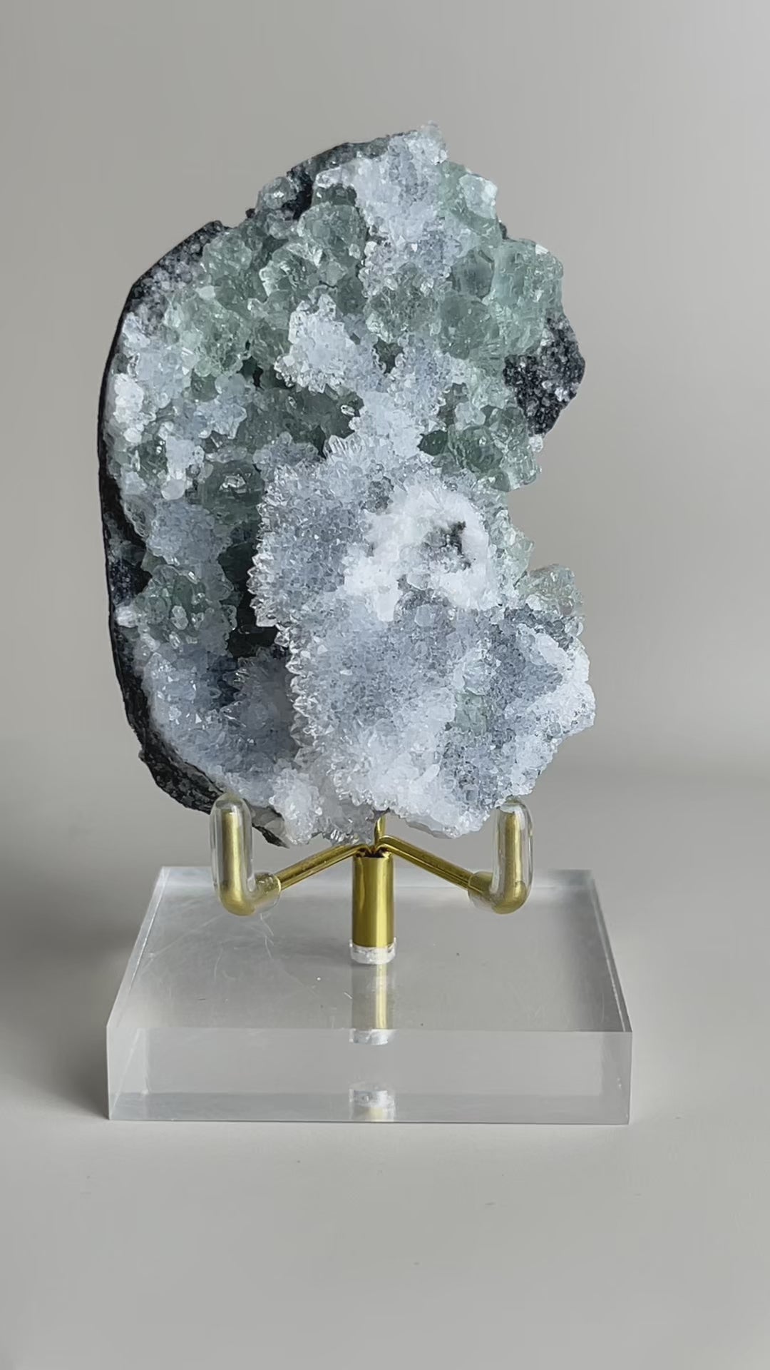 rotating fluorite and quartz specimen showing cubic crystals and sparkling surface