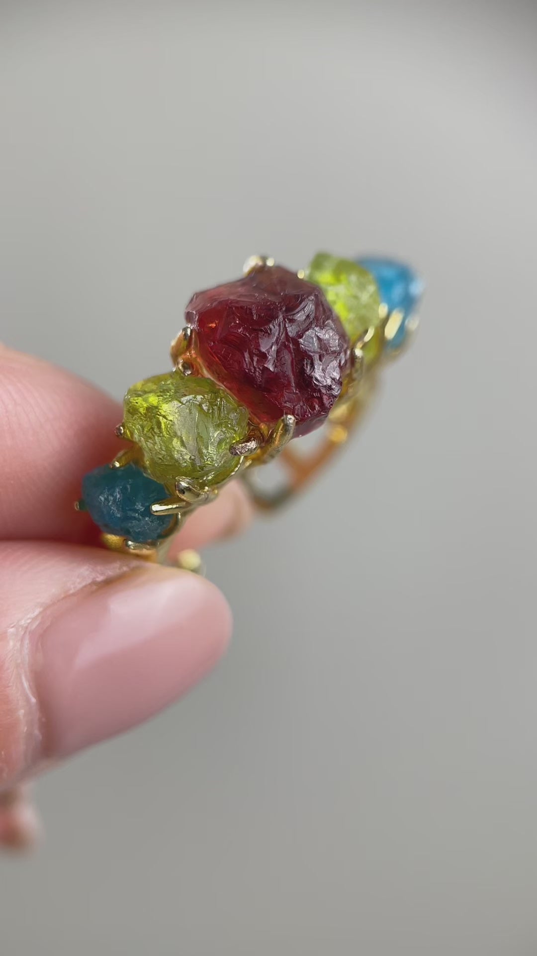Raw Garnet, Peridot and Blue Apatite crystal ring featuring natural red, green and blue tones, a vibrant mineral jewelry piece full of contrast and layered energy