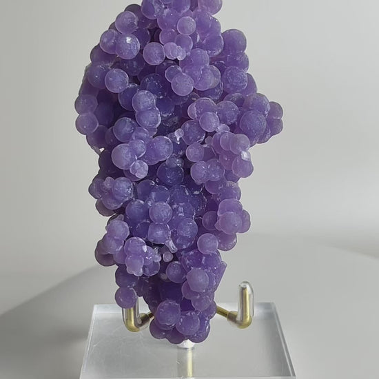 rotating grape agate specimen showing layered spherical growth and color variation