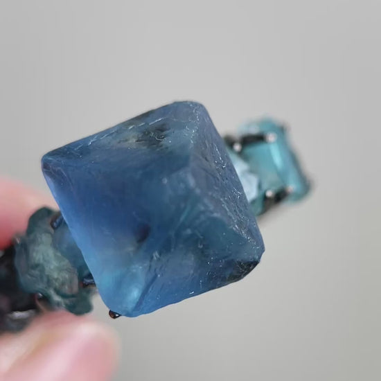 Video of blue octahedral fluorite and blue apatite band ring
