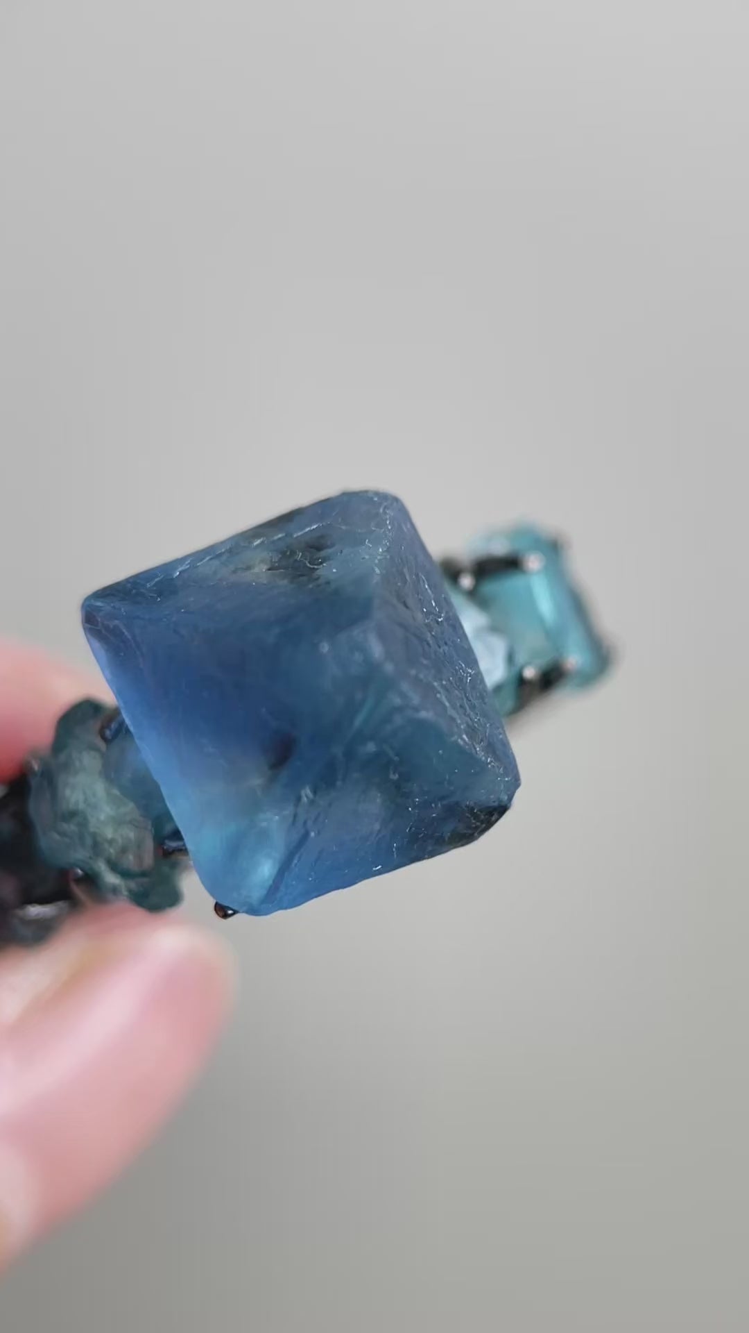 Video of blue octahedral fluorite and blue apatite band ring