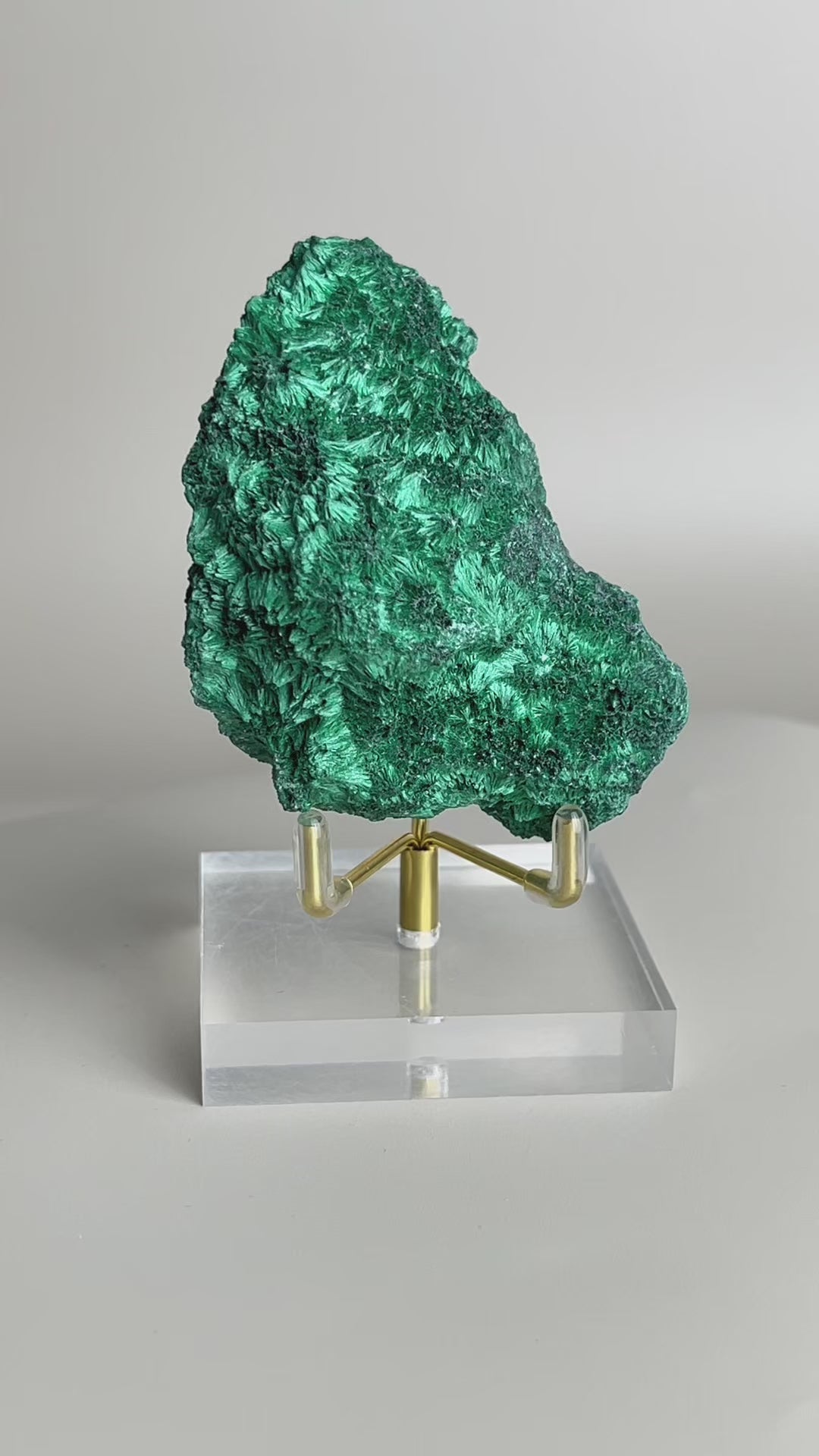 rotating fibrous malachite specimen showing velvet texture and deep green color