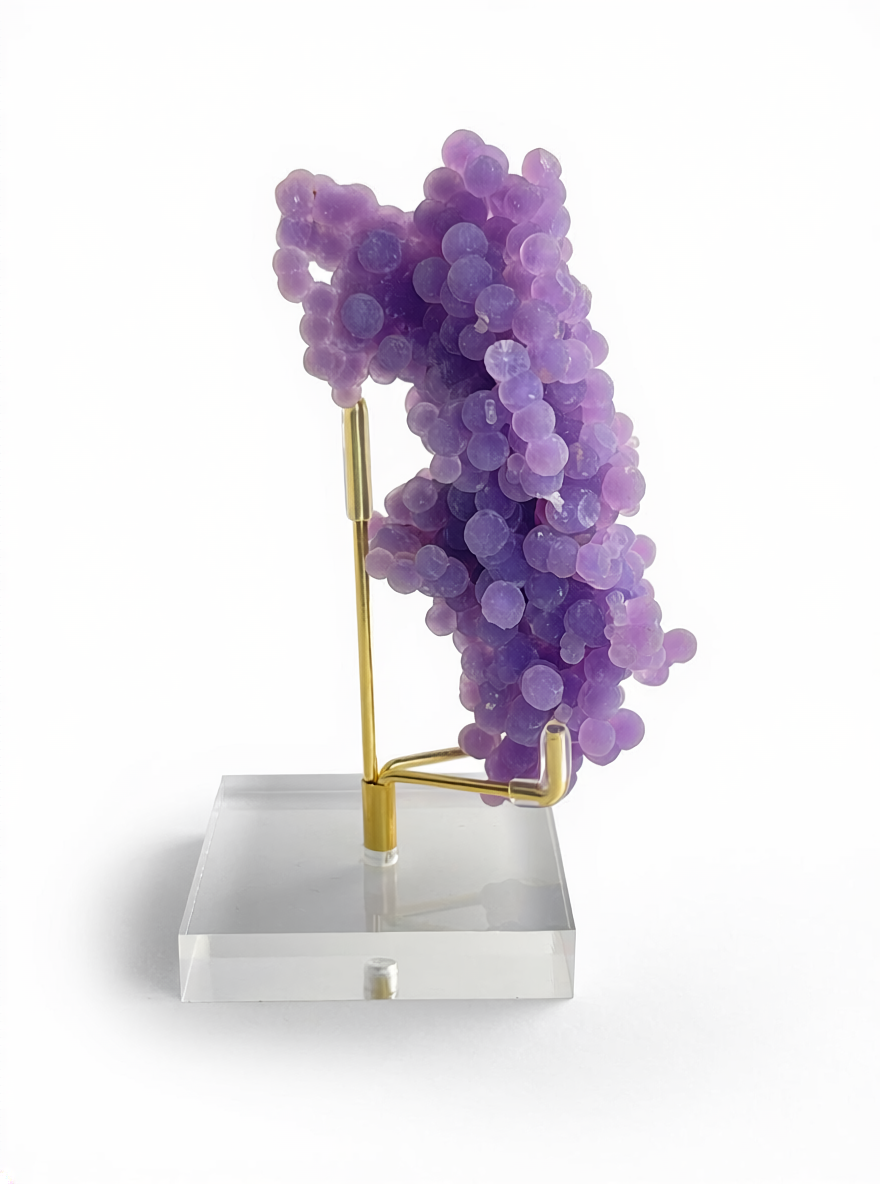 side view of grape agate showing spherical botryoidal formation
